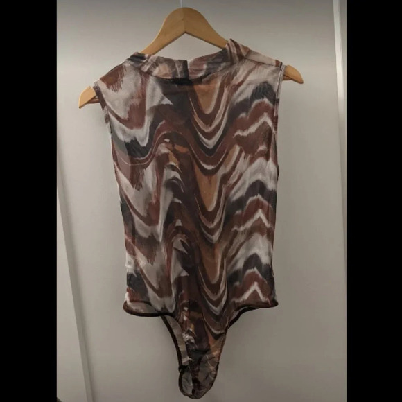 Pretty Little Thing marble print  sheer high neck bodysuit - Picture 4 of 5